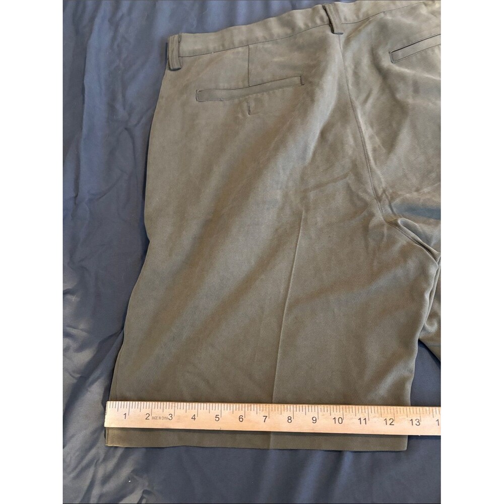 Tommy Bahama Men's 100% Silk Olive green shorts size 36 pleated Front 8”